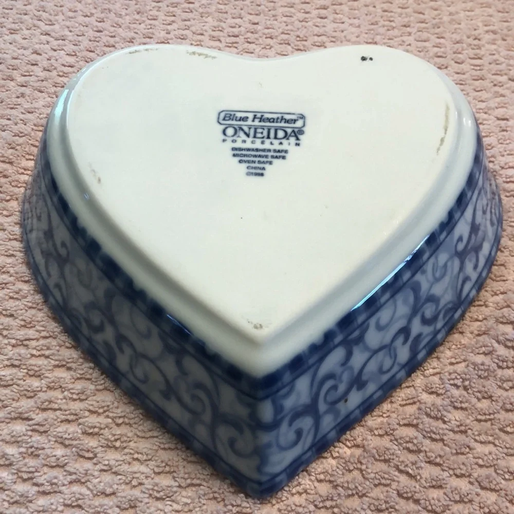 ONEIDA Blue Heather Heart Shaped Baking Dish